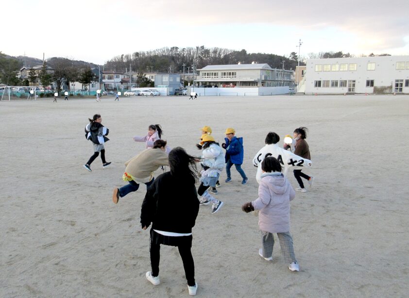 校庭に遊びに行きました☆