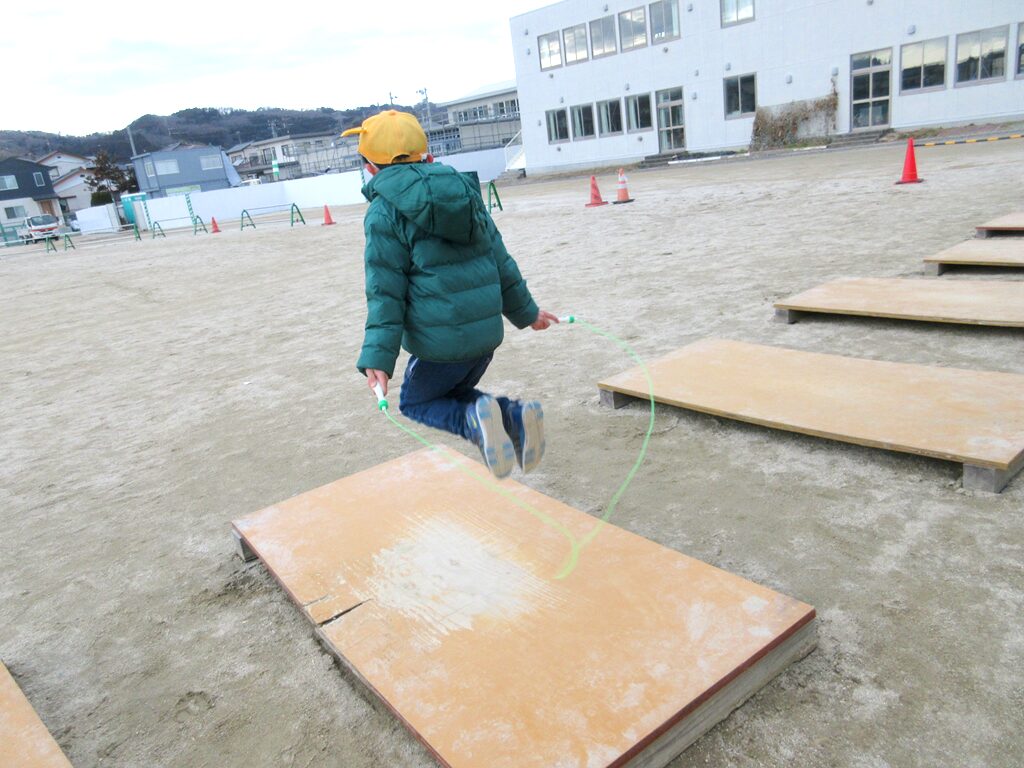 校庭に遊びに行きました☆