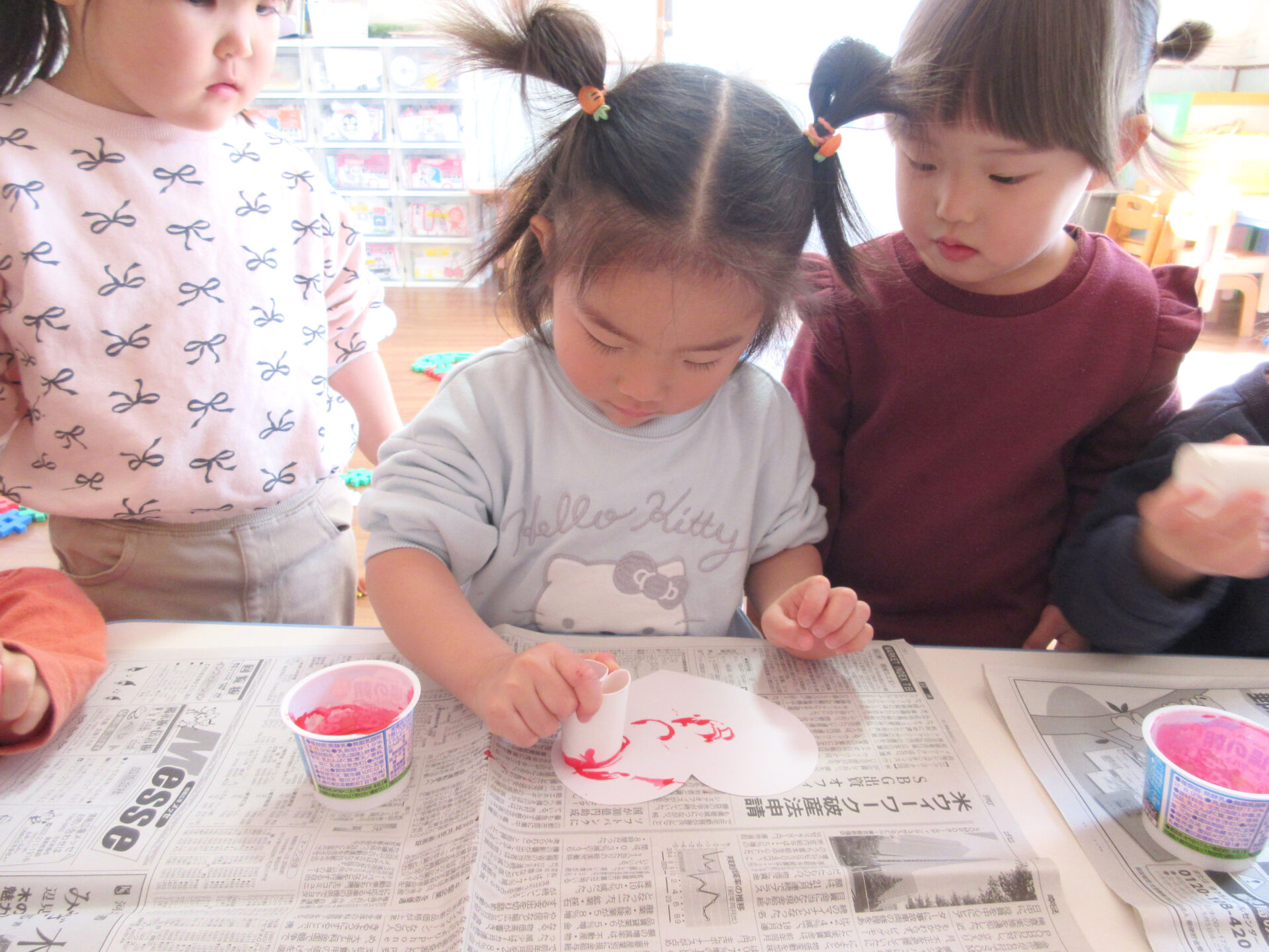 １歳児さん製作の様子😊