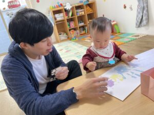 親子の手形がアートに